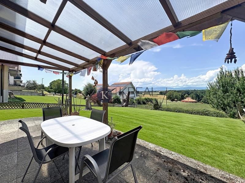Cadre résidentiel recherché : villa de 5.5 pièces avec beaux volumes et jardin clôturé (4)