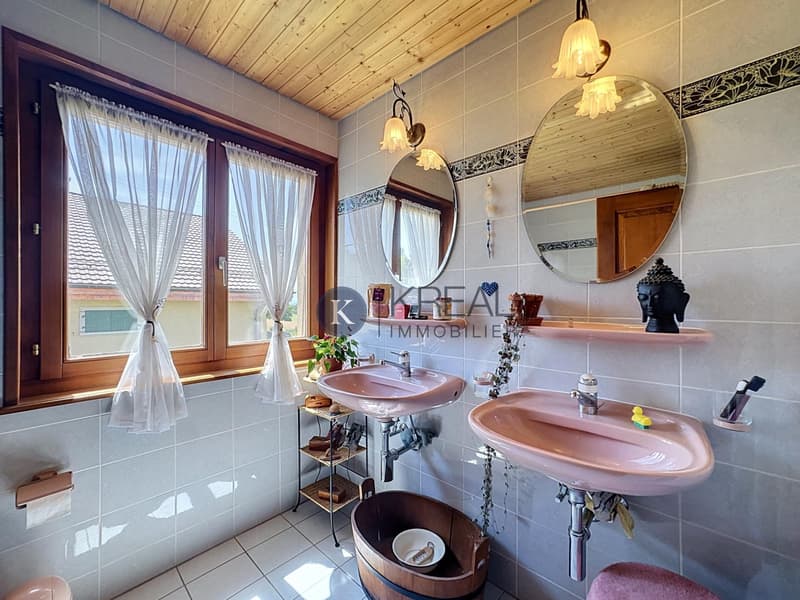 Cadre résidentiel recherché : villa de 5.5 pièces avec beaux volumes et jardin clôturé (6)