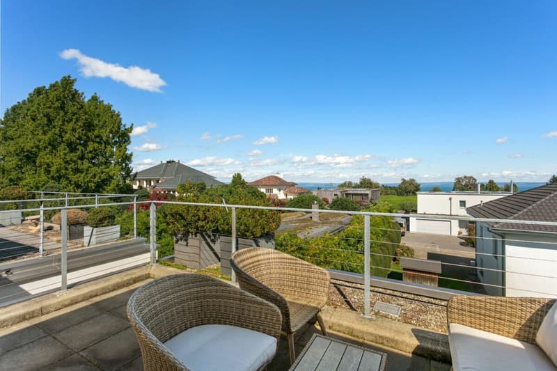 Maison familiale moderne avec vue sur le lac et jardin (28)