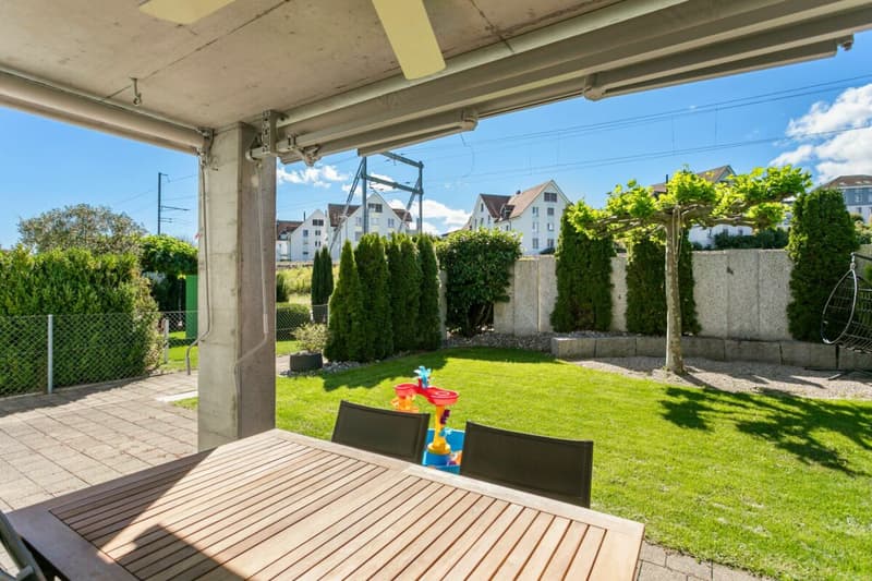Maison familiale moderne avec vue sur le lac et jardin (12)