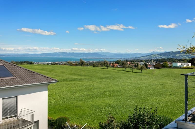 Maison familiale moderne avec vue sur le lac et jardin (21)
