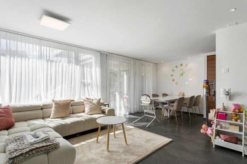 Maison familiale moderne avec vue sur le lac et jardin (9)
