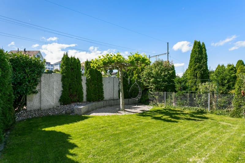 Maison familiale moderne avec vue sur le lac et jardin (10)
