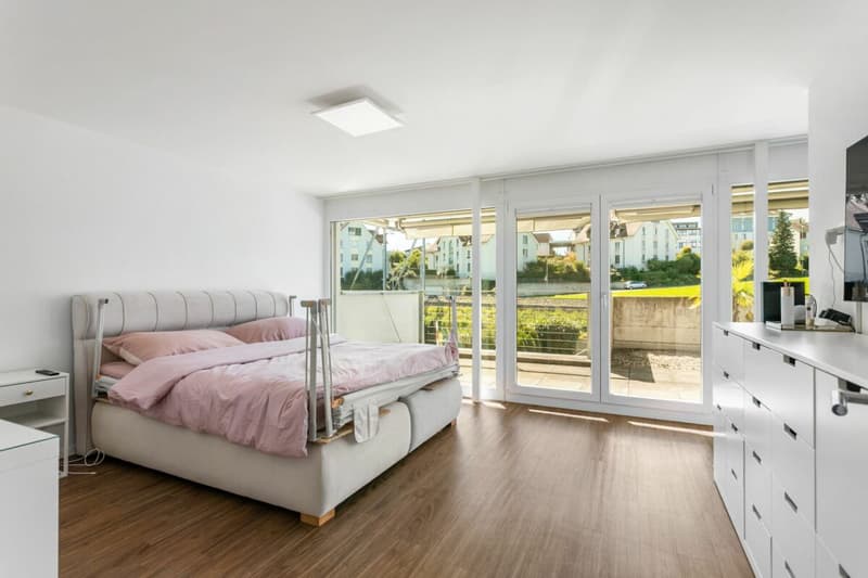 Maison familiale moderne avec vue sur le lac et jardin (13)