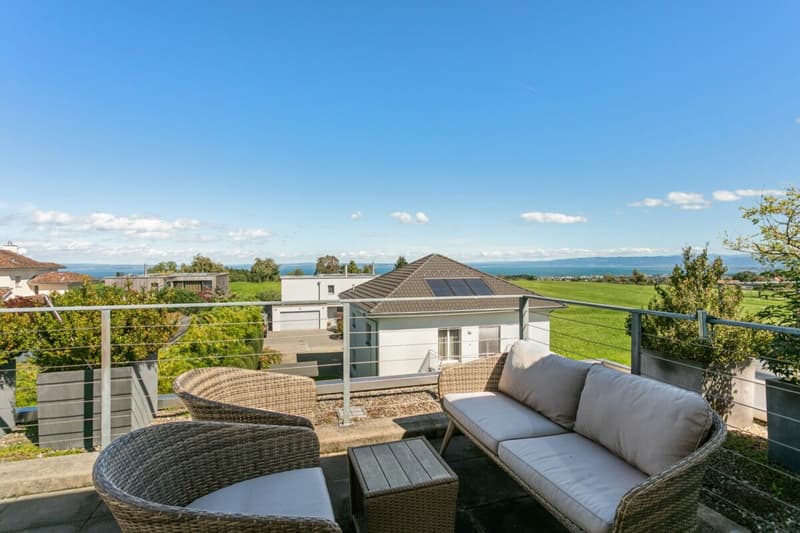 Maison familiale moderne avec vue sur le lac et jardin (27)