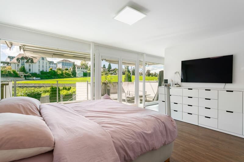 Maison familiale moderne avec vue sur le lac et jardin (14)