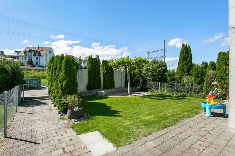 Maison familiale moderne avec vue sur le lac et jardin (11)