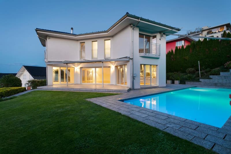 Villa con vista mozzafiato sul lago e piscina all'aperto (30)