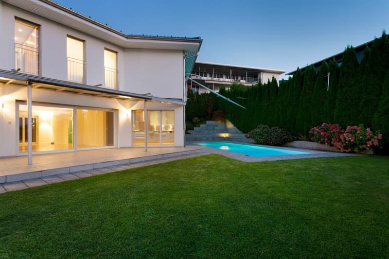 Villa con vista mozzafiato sul lago e piscina all'aperto (19)