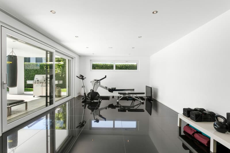 Villa di lusso moderna con grande garage sotterraneo (17)
