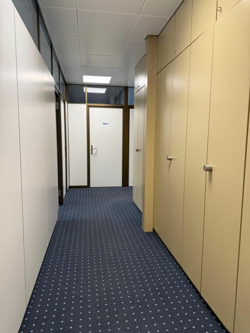 Bright office / commercial space with flexible room layout (3)