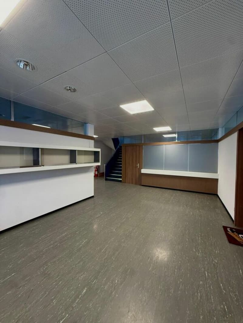 Bright office / commercial space with flexible room layout (2)