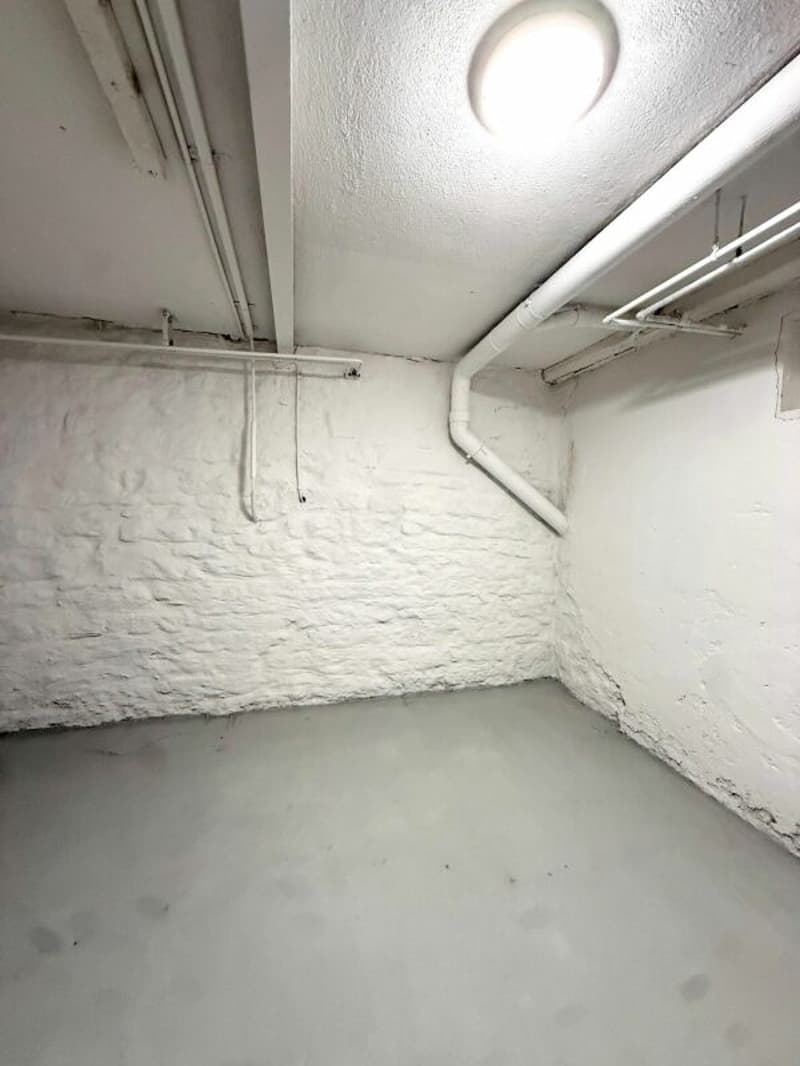 Bright hobby room for rent (1)