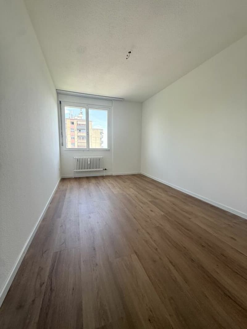 Partially renovated 4.5-room apartment with attractive floor plan (4)