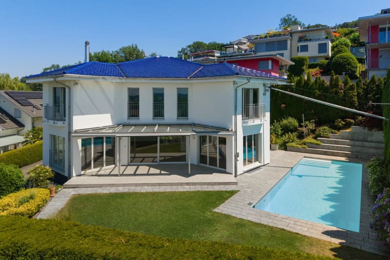 Villa with breathtaking lake view and outdoor pool (2)