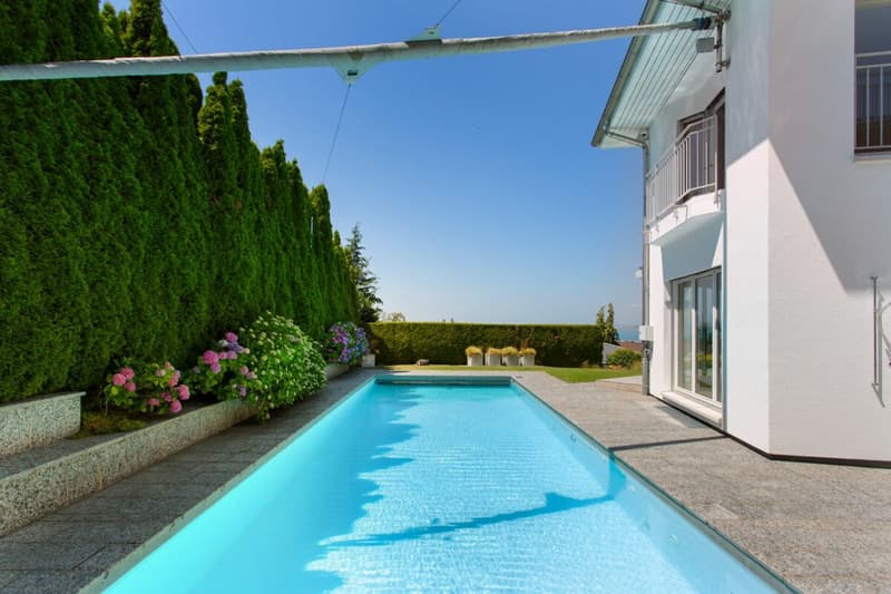 Villa with breathtaking lake view and outdoor pool (5)