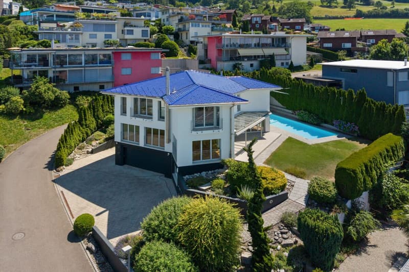 Villa with breathtaking lake view and outdoor pool (3)