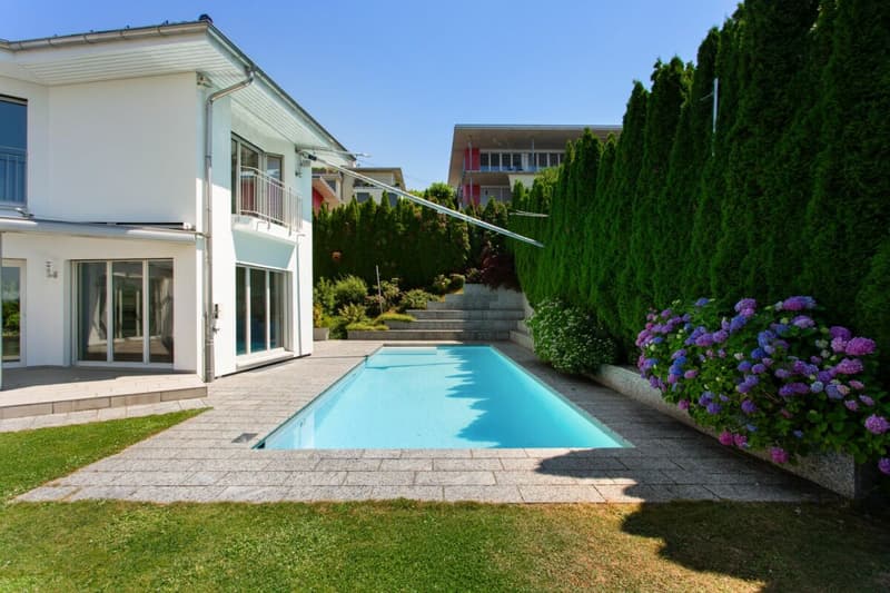 Villa with breathtaking lake view and outdoor pool (4)