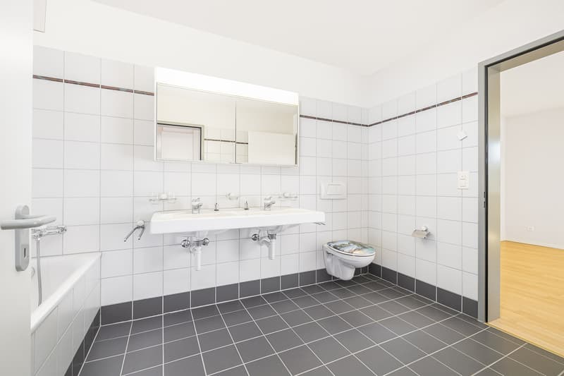 Nasszelle mit Badewanne