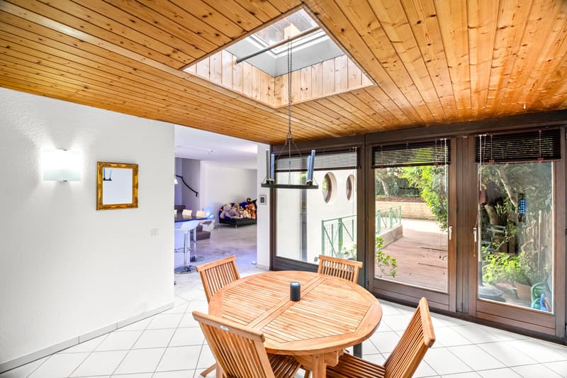 Salle à manger avec accès à la terrasse