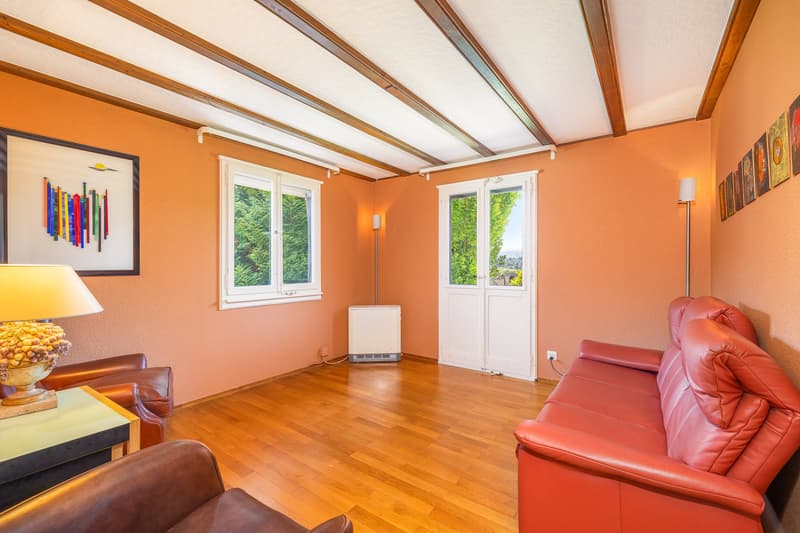 Wohnzimmer mit Zugang zum Balkon