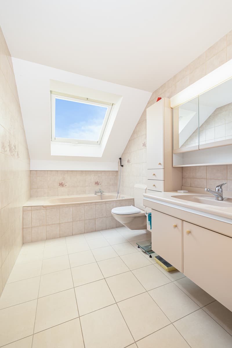 Nasszelle mit Badewanne im Obergeschoss