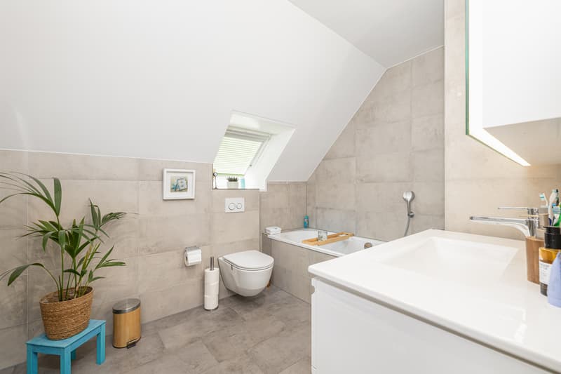 Nasszelle mit Badewanne im Obergeschoss