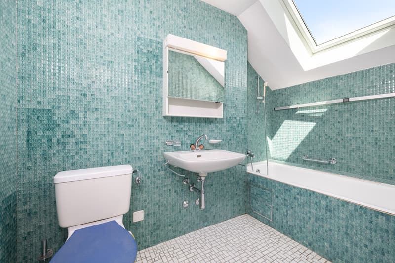 Nasszelle mit Badewanne
