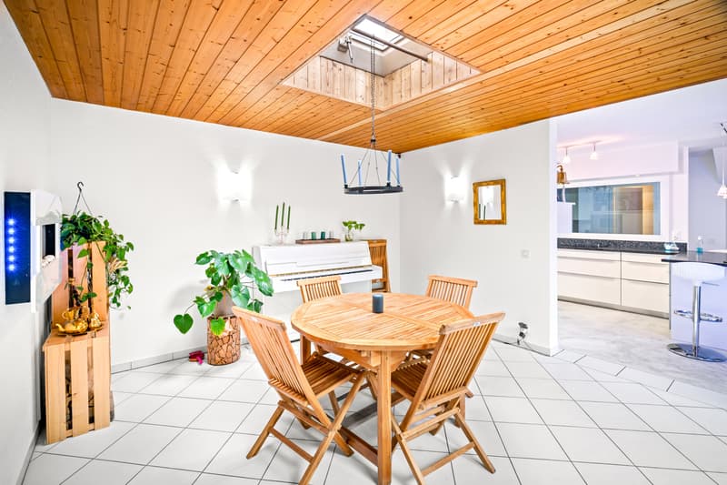 Salle à manger avec puit de lumière