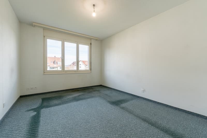 empty room, white walls, gray carpet, window, power outlets