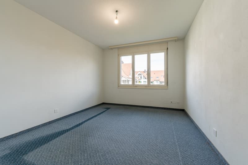 empty room, white walls, blue carpet, window, power outlets