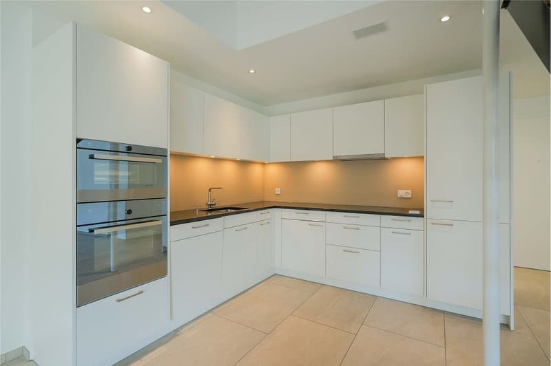 Quiet and well-maintained: 2.5 room attic apartment with gallery (3)