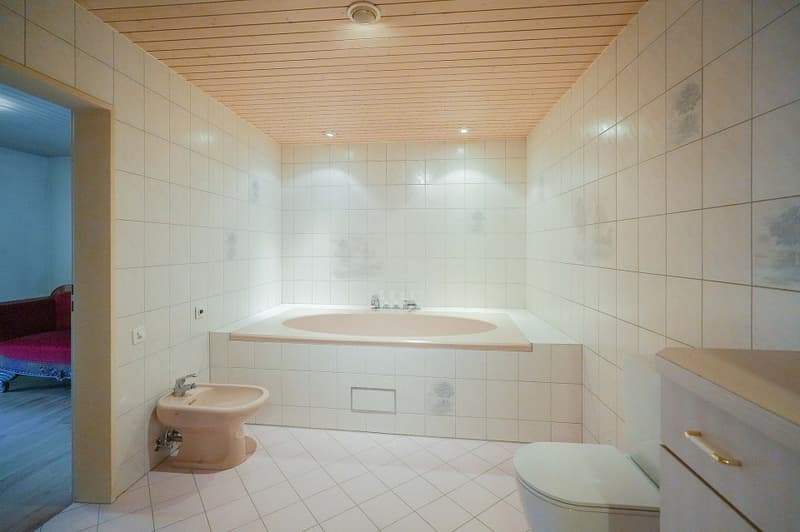 Lots of space for you and your ideas: spacious 6-room house in the heart of the old village (6)