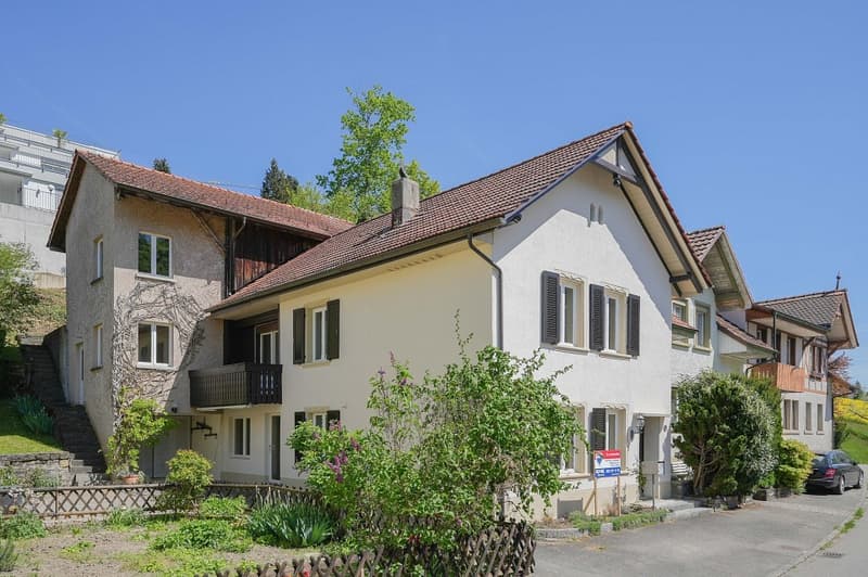 Lots of space for you and your ideas: spacious 6-room house in the heart of the old village (1)