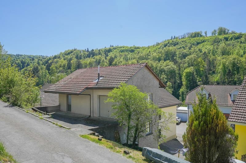 Lots of space for you and your ideas: spacious 6-room house in the heart of the old village (12)