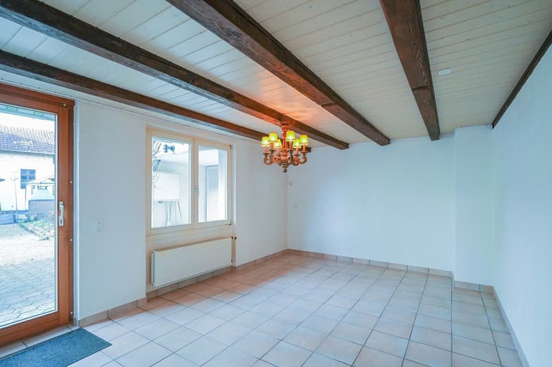 Lots of space for you and your ideas: spacious 6-room house in the heart of the old village (5)