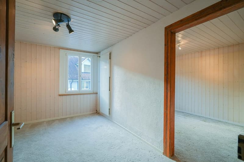 Lots of space for you and your ideas: spacious 6-room house in the heart of the old village (10)