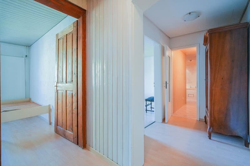 Lots of space for you and your ideas: spacious 6-room house in the heart of the old village (9)
