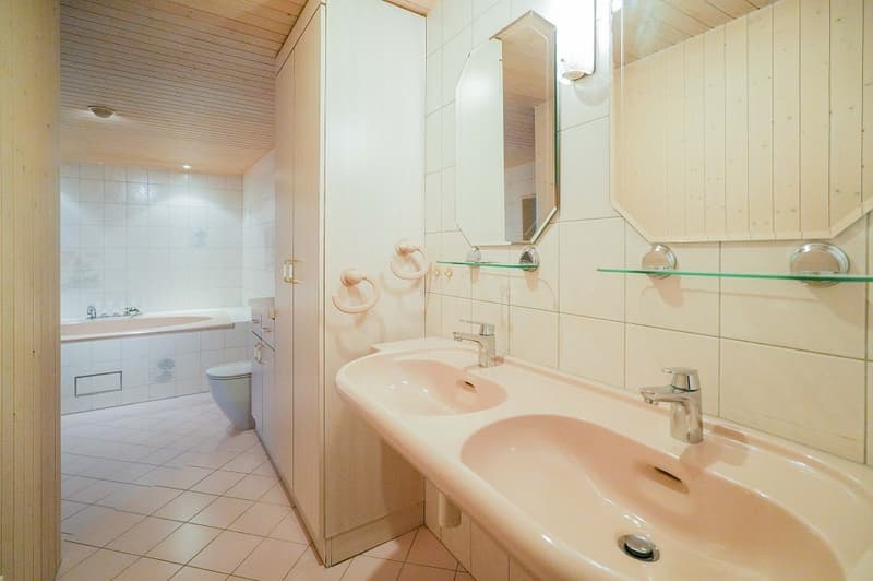 Lots of space for you and your ideas: spacious 6-room house in the heart of the old village (11)