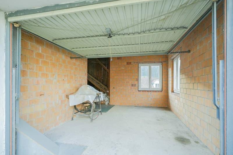 Lots of space for you and your ideas: spacious 6-room house in the heart of the old village (13)