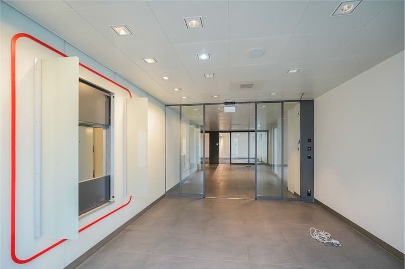 At the best pedestrian location: shop, practice, gallery, consulting - or what's your idea? (4)