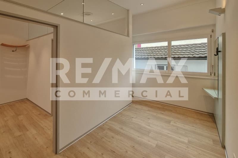 At central location - bright, modern office space / practice for rent (2)