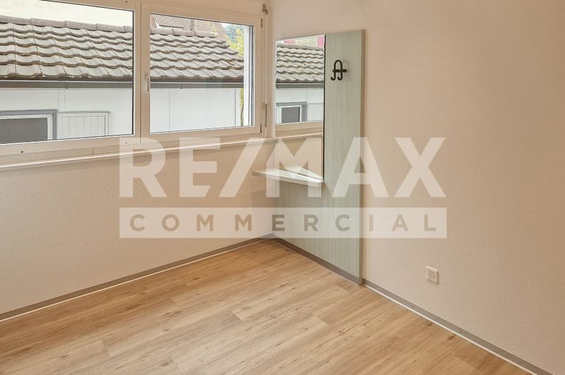 At central location - bright, modern office space / practice for rent (3)