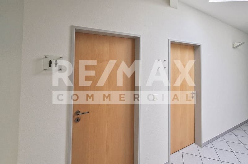 At central location - bright, modern office space / practice for rent (7)