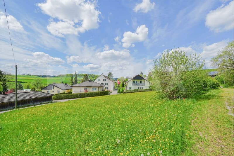 Generous building land plot with a view at the edge of the village (1)