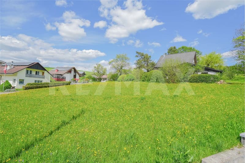 Generous building land plot with a view at the edge of the village (5)