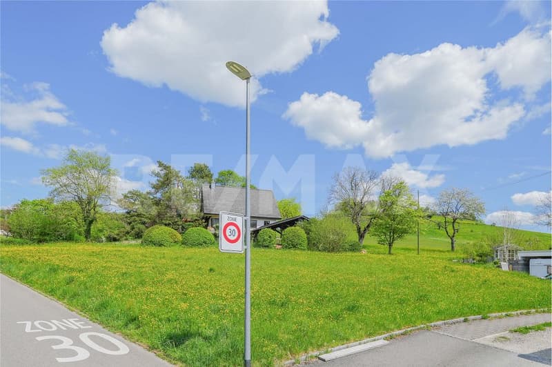 Generous building land plot with a view at the edge of the village (4)