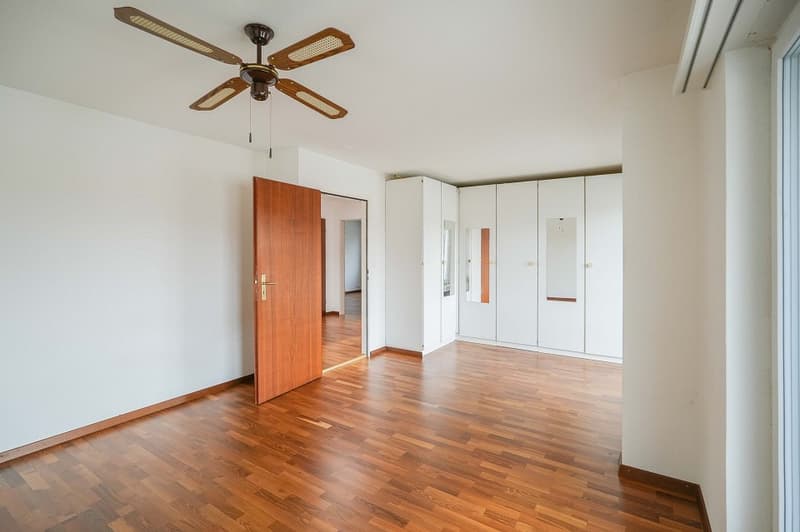 Spacious 5.5-room attic apartment in a sunny, central location (10)