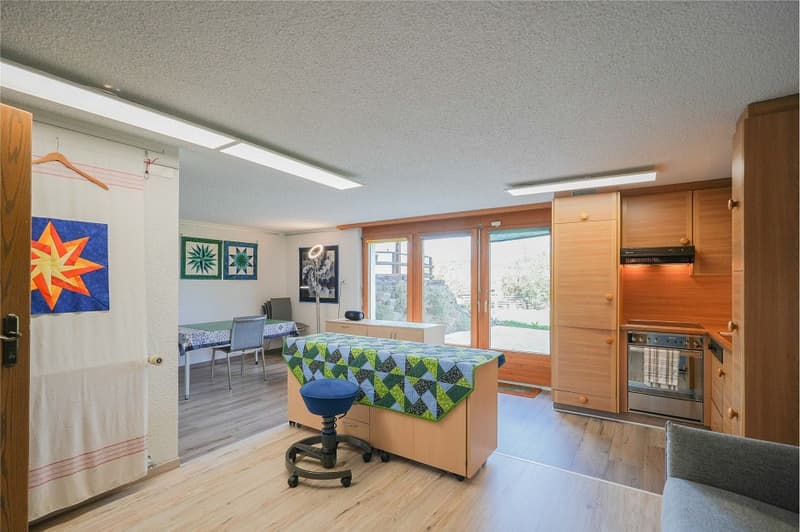 Ruhig wohnen am Bauzonenrand: 7.5 Zimmer-Wohnhaus mit 3 Garagen (11)