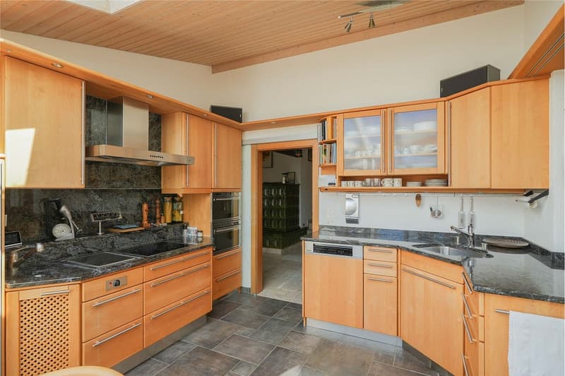 Ruhig wohnen am Bauzonenrand: 7.5 Zimmer-Wohnhaus mit 3 Garagen (6)